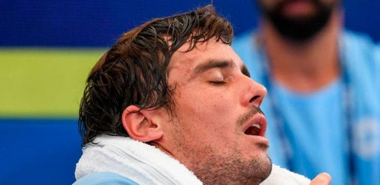 Los jugadores sufren el calor insoportable de 40°C en la Copa ATP