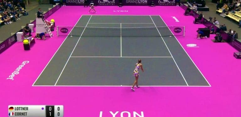 WTA de Lyon sorprende e incomoda con canchas de color rosa