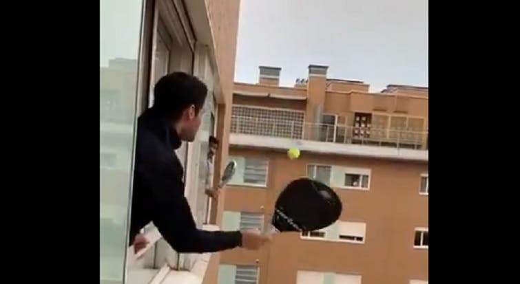 [VIDEO] Jóvenes acatan la cuarentena, pero con el pádel en la ventana