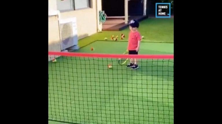 [VIDEO] Mini-tenis: niño aburrido no devuelve la pelota