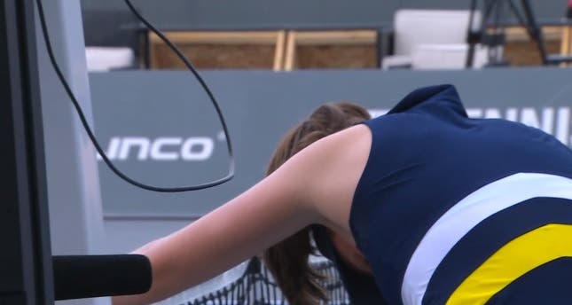 Konta se siente mal y cae ante Bouzková en el regreso del tenis oficial en EE.UU.