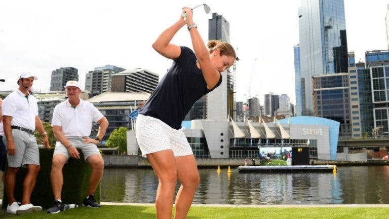 Ash Barty no juega tenis pero sí gana un torneo de golf en Australia