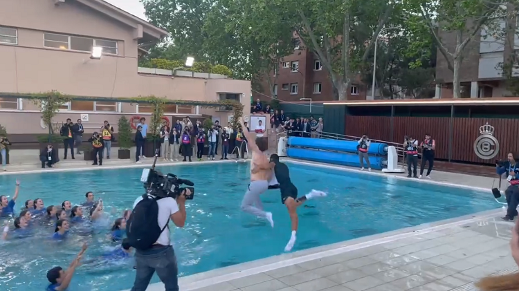¡Al agua! La celebración de Alcaraz y Ferrero en la piscina tras ganar en Barcelona