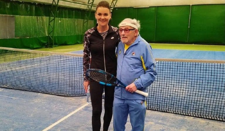 El tenista más viejo del mundo escapa de la Guerra y juega con una estrella de la WTA