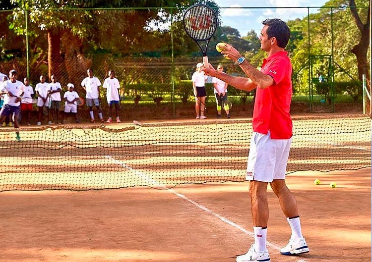 El Maestro: Federer da clases de tenis a niños en África