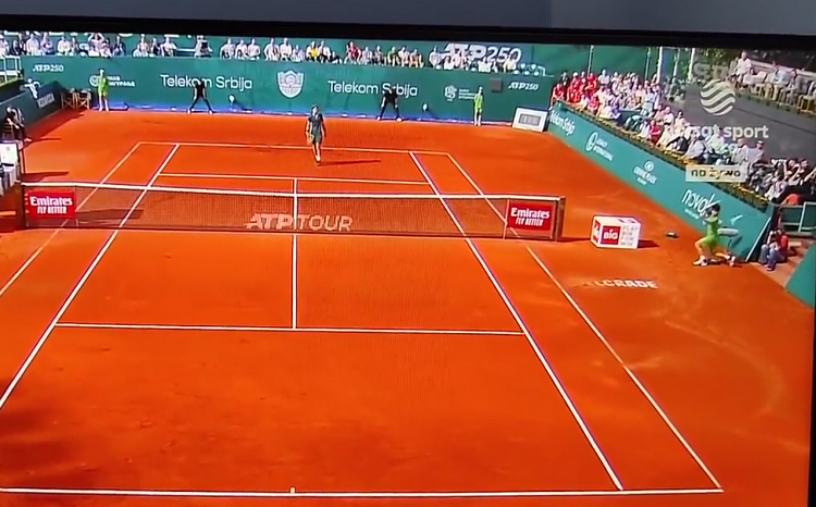 ¡Casi le pega! Djokovic tira su raqueta contra el niño alcanzapelotas