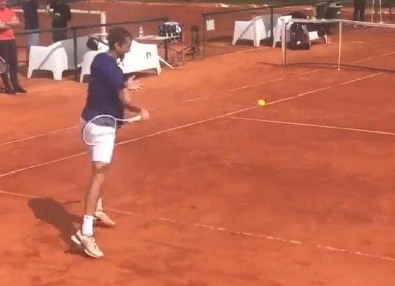 Video: Daniil Medvedev se entrena en arcilla ¿Pensando en Roland Garros?
