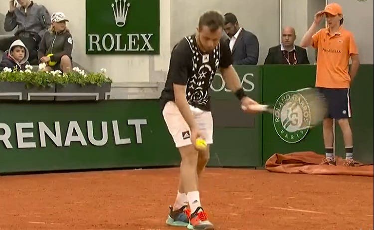 ¡Le sacó de abajo! Hugo Gaston gana el partido del torneo en Roland Garros