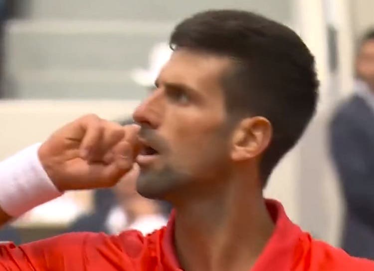 Video: Djokovic hace un drop espectacular y enloquece con el público