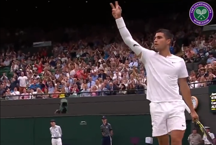 [VIDEO] El tiro imposible de Alcaraz para sobrevivir en Wimbledon