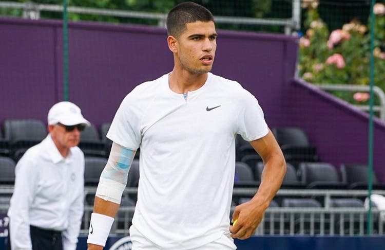 Alcaraz tropieza en su primer partido antes de Wimbledon: «Debo mejorar»