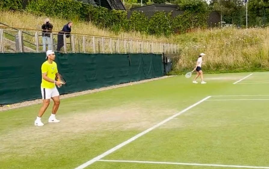 [VIDEO] Nadal y Swiatek se preparan para Wimbledon entrenando bajo la lluvia