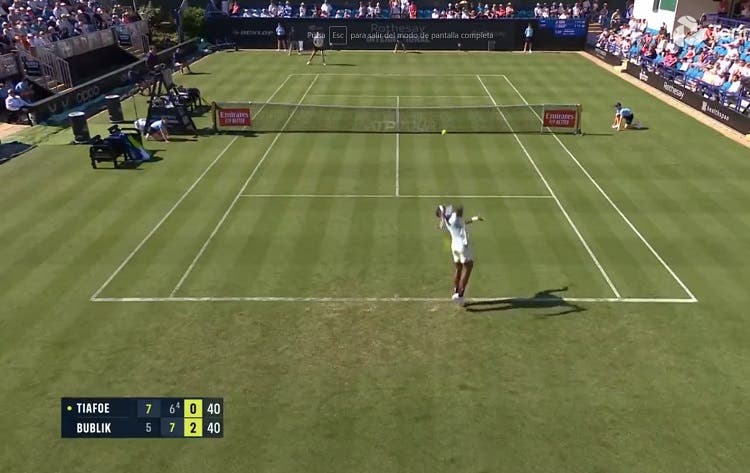 [VIDEO] Frances Tiafoe y el servicio más insólito del año en el tenis