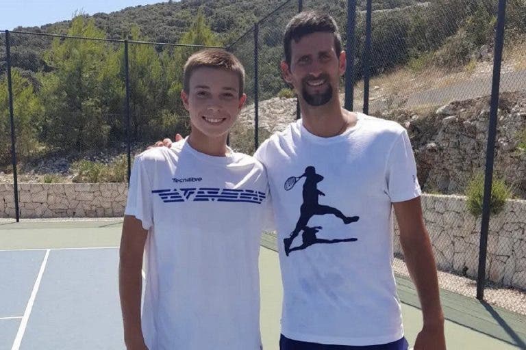 [VIDEO] Djokovic se entrena y le cumple el sueño a un Junior de 14 años