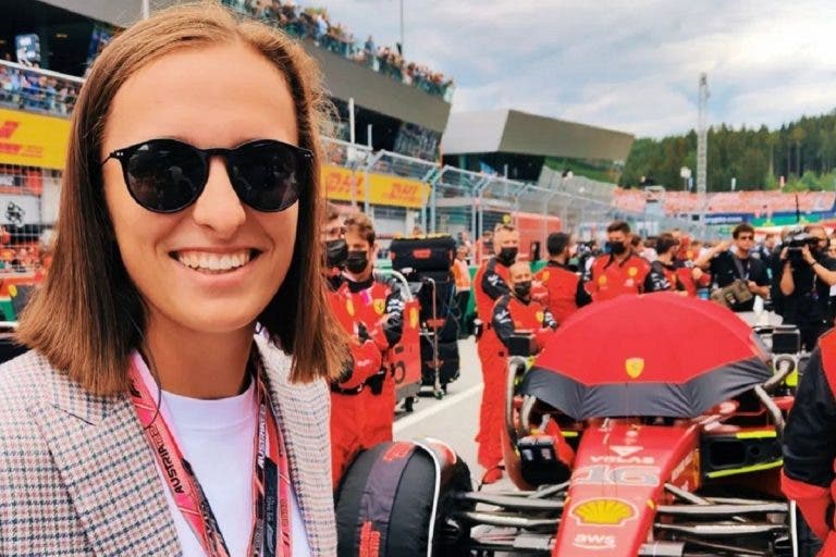 Una fanática: Iga Swiatek visita la Fórmula 1 y se lleva un premio especial