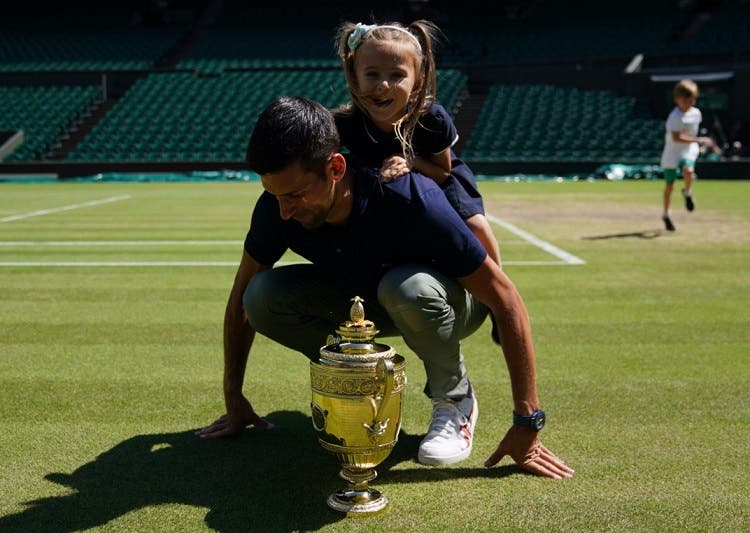 [VIDEO] El tierno festejo de Djokovic con sus hijos en Wimbledon