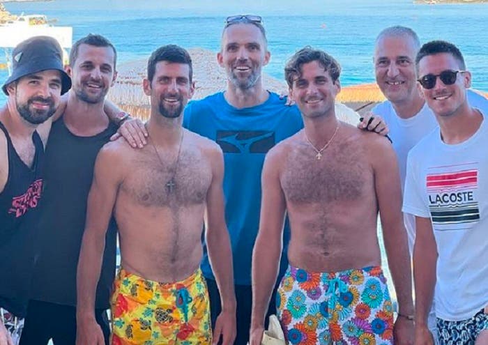 Djokovic se olvida del US Open y disfruta la playa junto a un histórico tenista