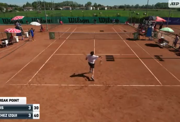[VIDEO] Gulbis enloquece y lanza su raqueta… ¡fuera del estadio!