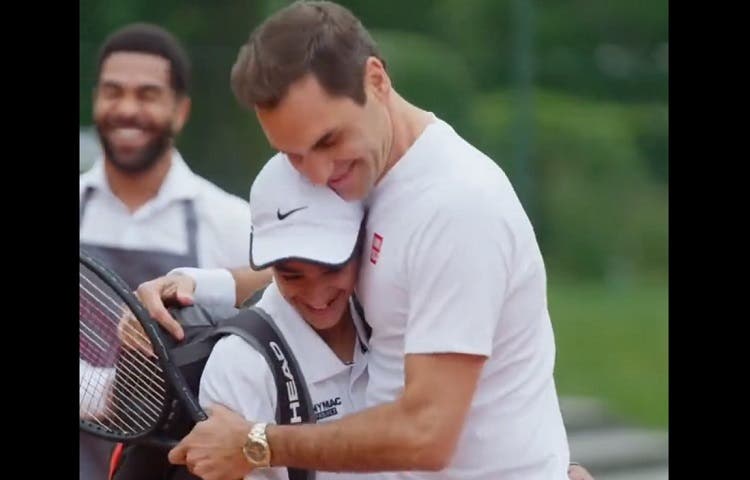 Video viral: Federer le cumple la promesa a un niño de volver a jugar