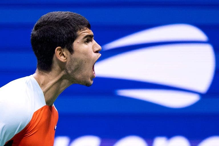 Locura: Alcaraz salva match point, vence a Sinner en duelo histórico y es semifinalista del US Open