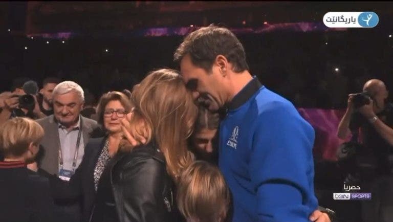 [VIDEO] El abrazo de Roger Federer con Mirka, sus hijos y sus padres