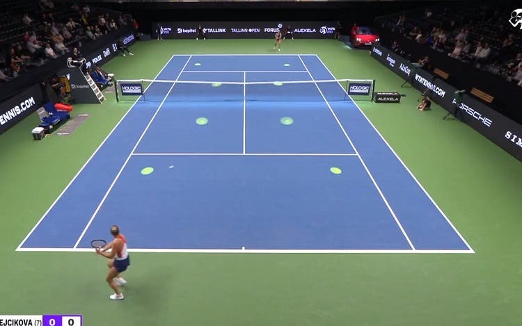 El WTA de Tallin arma una «disco» en medio del partido y hasta Swiatek reacciona