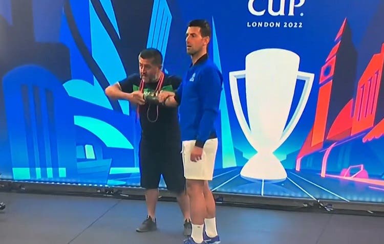 ¿Lesionado? Djokovic sufre un problema con su muñeca en la Laver Cup