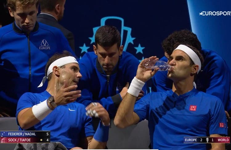 Para la historia: Nadal y Federer juegan con Djokovic de «coach» en la despedida de Roger