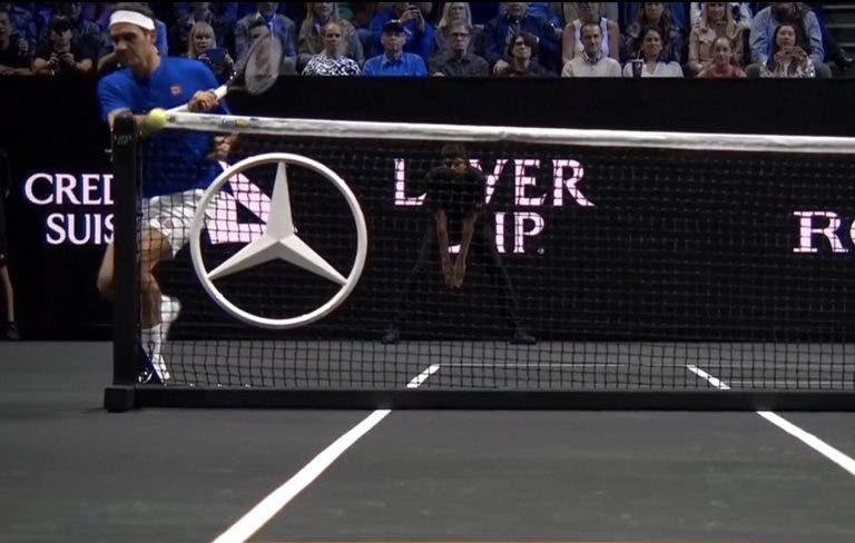 ¡Nunca visto! Federer logra el tiro más insólito en su despedida en la Laver Cup