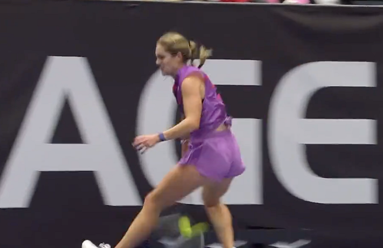 ¡Tweener! Caty McNally hace una Gran Willy y gana el punto en el WTA de Ostrava