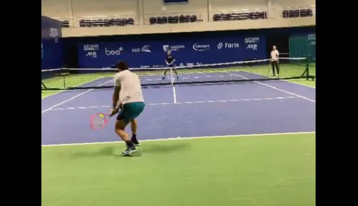[VIDEO] Alcaraz «ayuda» a Garin a preparar su partido contra Djokovic
