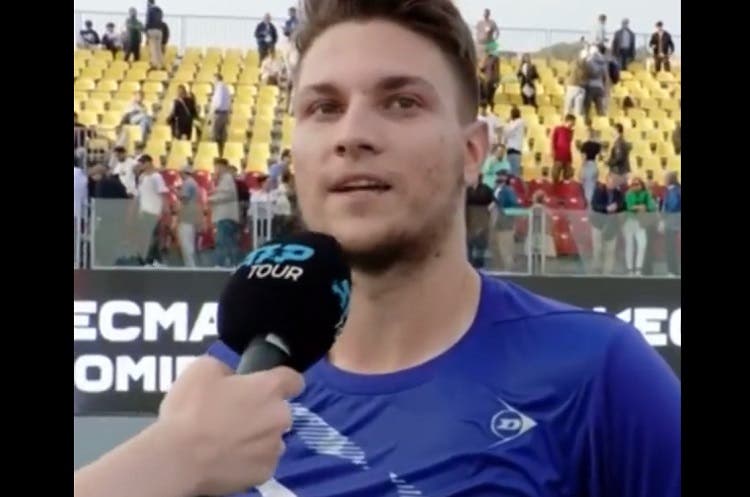 [VIDEO] Periodista se confunde de jugador y Kecmanovic la deja en ridículo