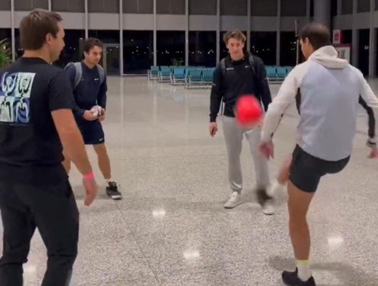 [VIDEO] Rafa Nadal y Casper Ruud se entretienen jugando al fútbol… ¡En el aeropuerto!