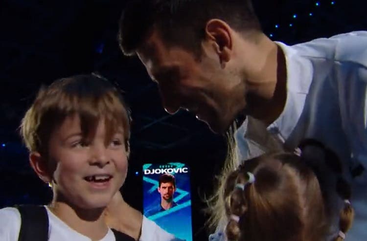 «Vamos papá»: Djokovic recibe la ayuda de sus hijos y festeja con ellos