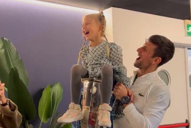 Djokovic celebra su título de campeón alzando la copa… ¡y a su hija Tara!