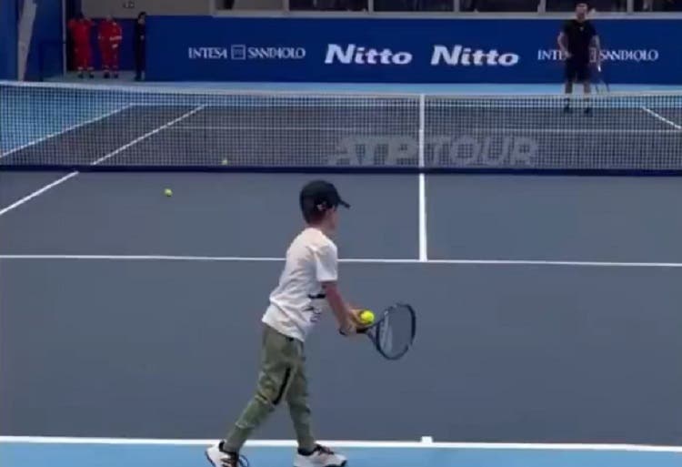 ¡Cómo juega! El increíble punto de Stefan, el hijo de Novak Djokovic