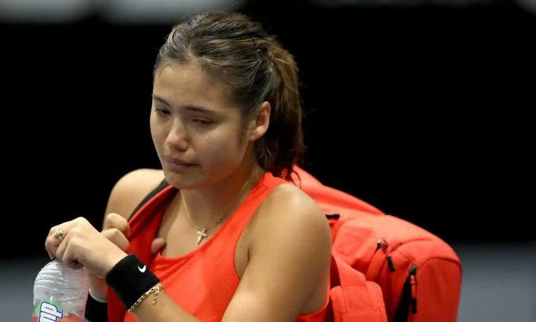 Emma Raducanu se tuerce el tobillo y sale llorando del WTA de Auckland