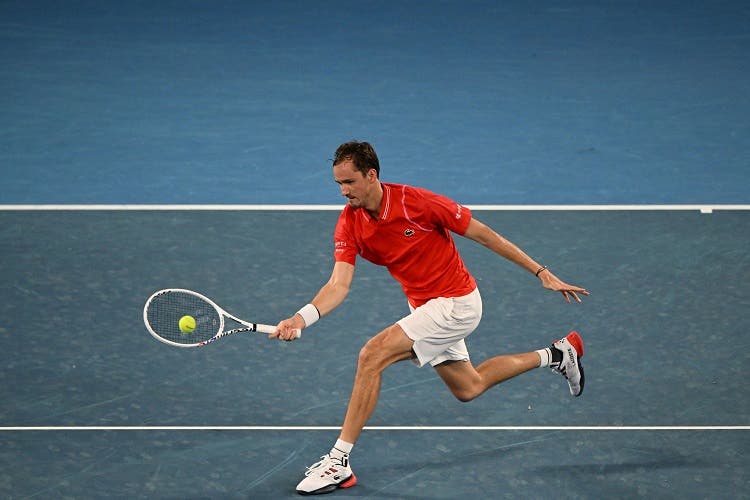 Medvedev arrasa en su debut en el Abierto de Australia con una paliza