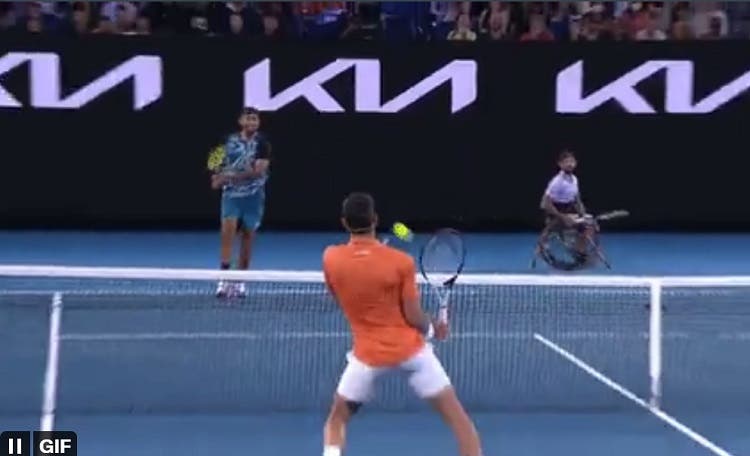 [VIDEO] El pelotazo de Kyrgios al cuerpo que hizo «desmayar» a Djokovic