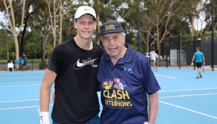 Un ejemplo: Jannik Sinner entrena con un tenista de 99 años