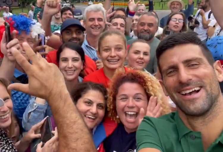 Nole de la gente: Djokovic celebra con sus fans el título del Abierto de Australia