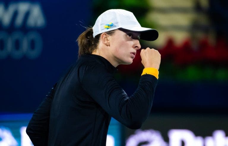 Iga Swiatek vuelve a dar una clase de tenis y se estrena con un triunfo en Dubái