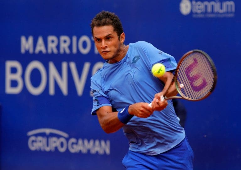 Juan Pablo Varillas remonta dos sets en contra y debuta con triunfo en Roland Garros