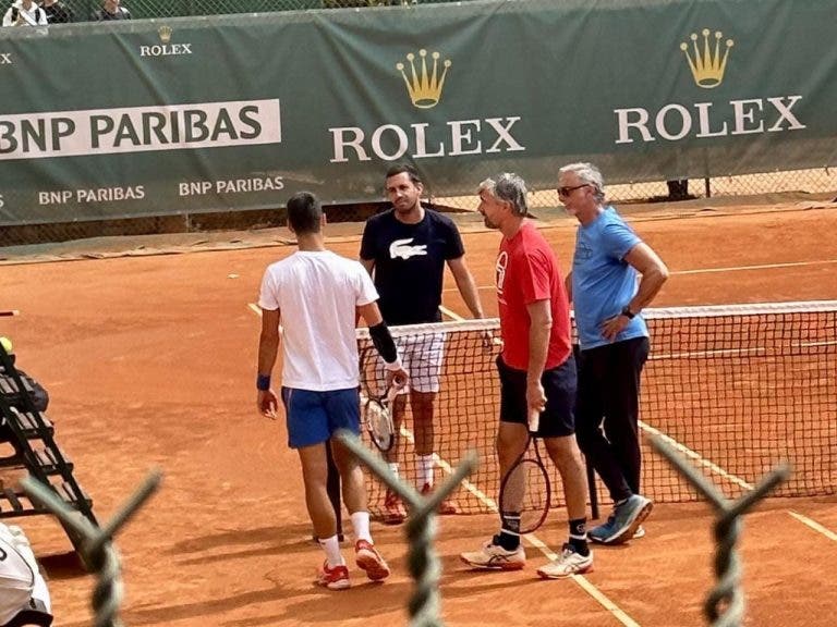 Novak Djokovic se entrena en Montecarlo… ¿Con una lesión en el codo?