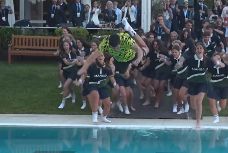 [VIDEO] Alcaraz festeja en Barcelona con el tradicional salto a la piscina