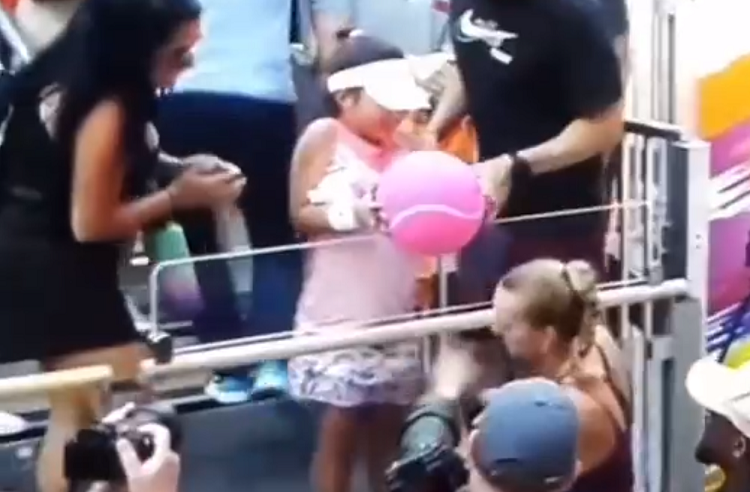 [VIDEO] Kvitova «ignora» a una fan tras ganar en Miami