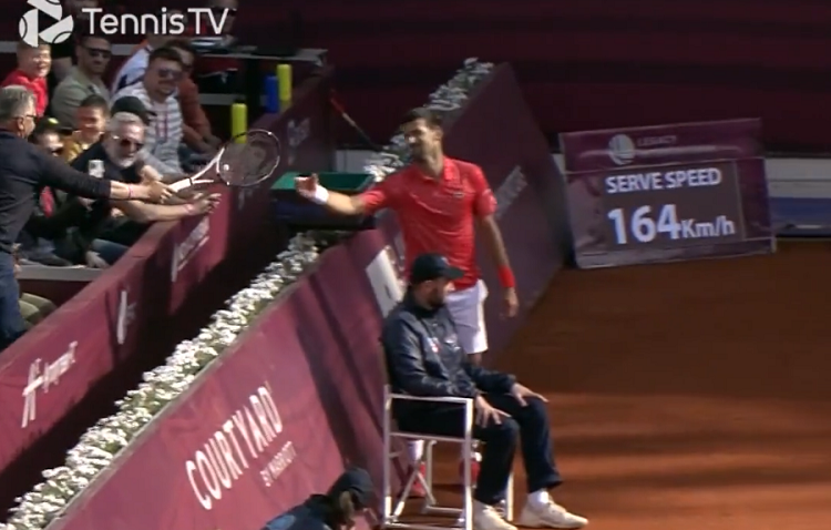¡Se salvó! Djokovic tira su raqueta peligrosamente contra la tribuna… y la recupera