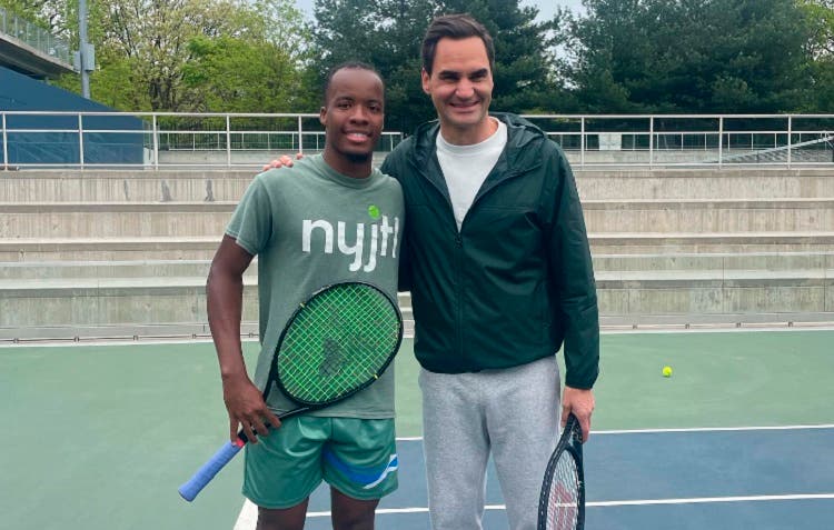 [VIDEO] Federer vuelve a jugar al tenis y le cumple el «sueño» a un estudiante