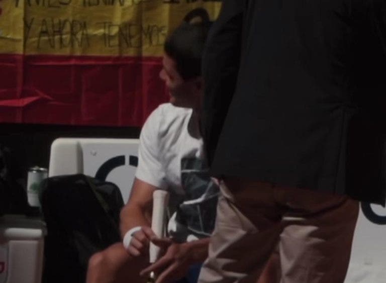 [VIDEO] Los fanáticos le cantan el Feliz Cumpleaños a Carlitos Alcaraz en medio del entrenamiento