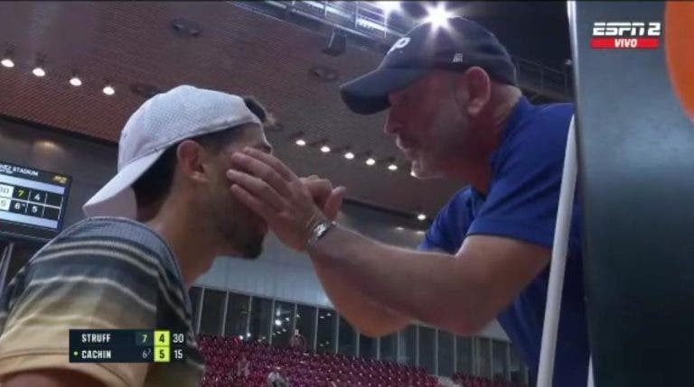 [VIDEO] El umpire ayuda a Cachín y le saca un insecto del ojo en medio del partido